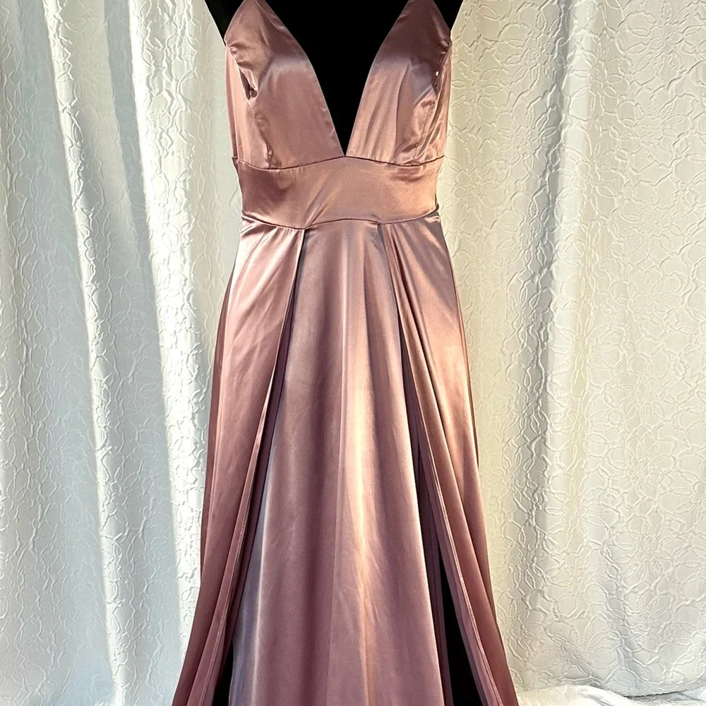 Windsor elegant Rose flowy dress. - Picture 2 of 14